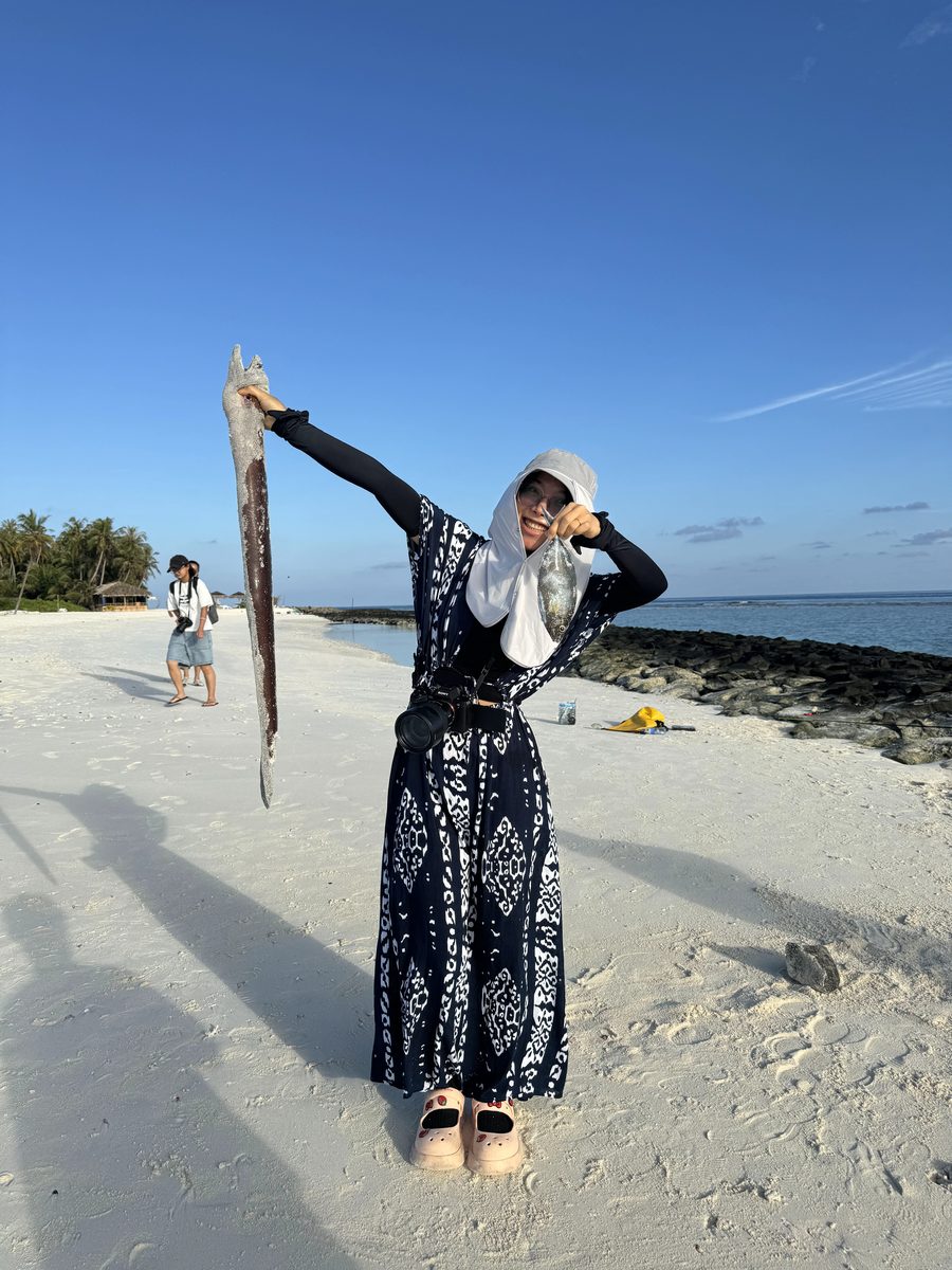 在 Fulidhoo 钓到的大鳗鱼（合照）